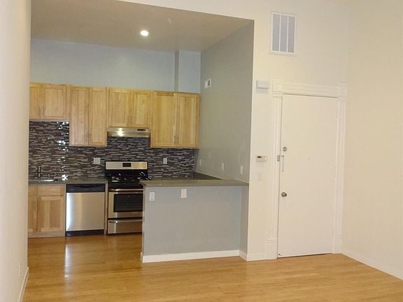 4th image of 1110 S Van Ness Ave