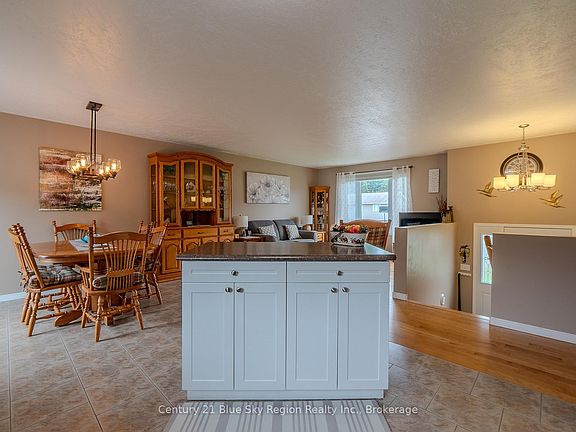 4th image of 531 Demers St