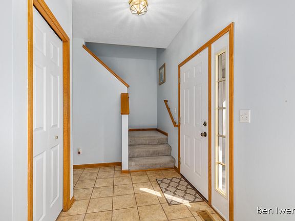 3rd image of 2676 Claridge Ct SW