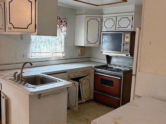 2nd image of 727 Arnold St