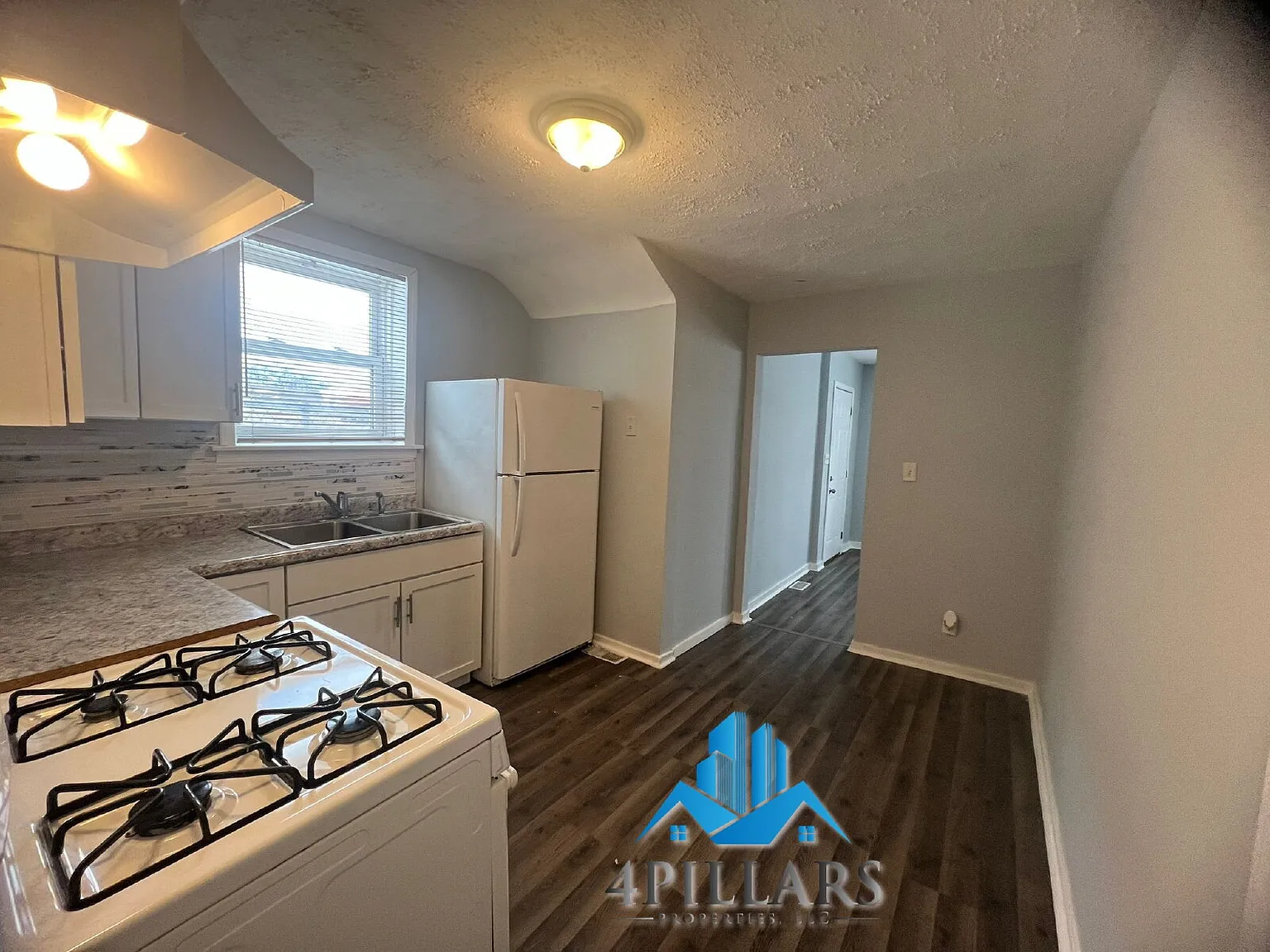 3 bed, 1.5 bath, 1056 sqft, $1,350 — Photo 2