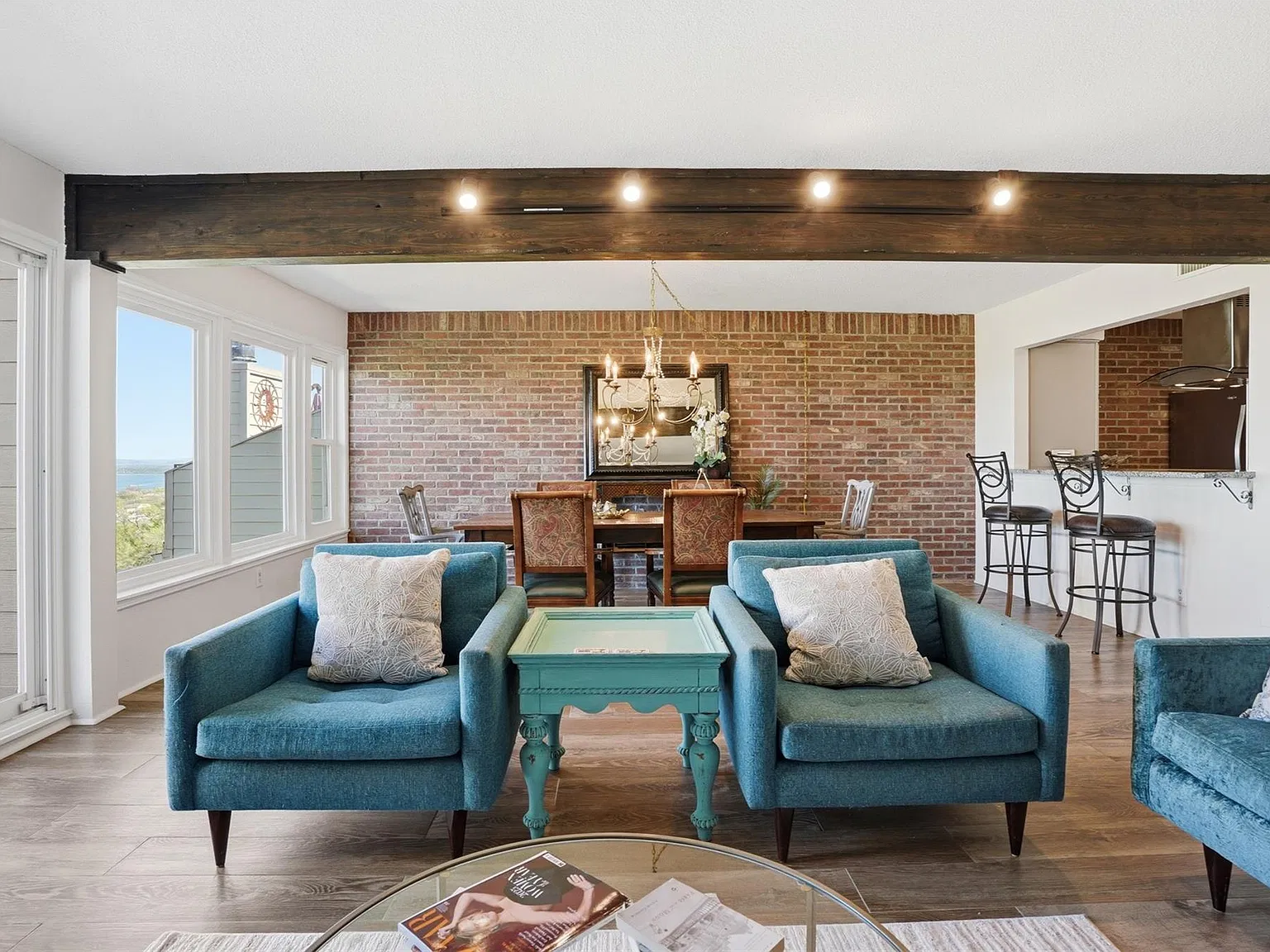 2 bed, 1.5 bath, 1321 sqft, $1,695 — Photo 2