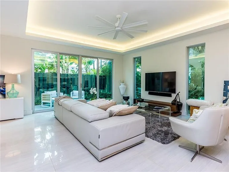 240 Shore Ct — Photo 6