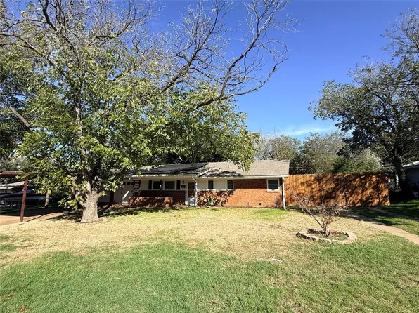 1405 Thompson Dr, Graham, TX 76450