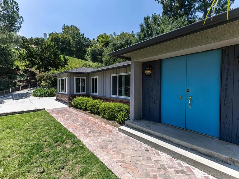 1290 Club House Dr — Photo 3