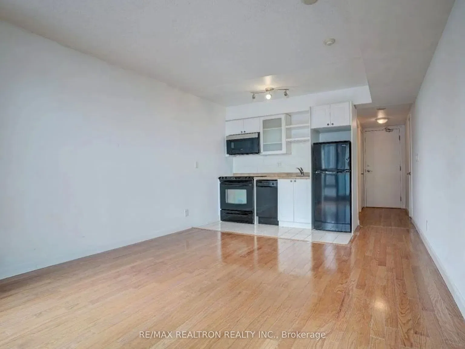 Studio, $2,100 — Photo 3