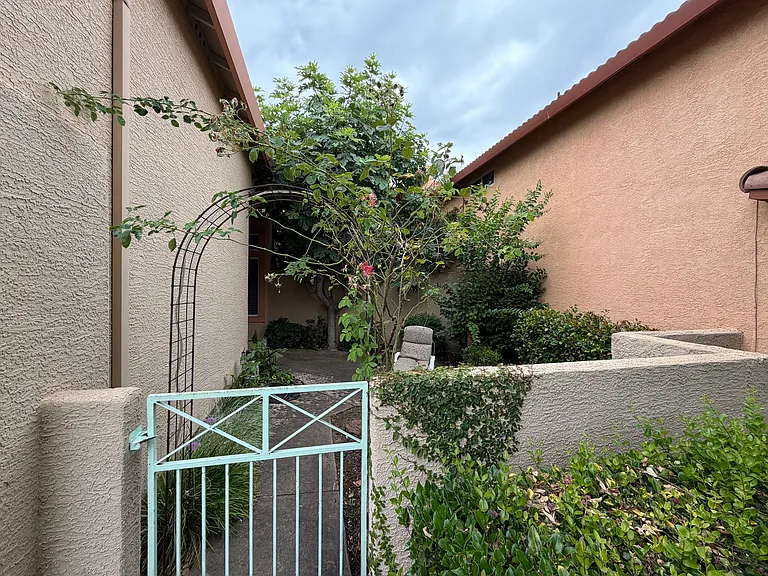 2833 Catalina Dr — Photo 3