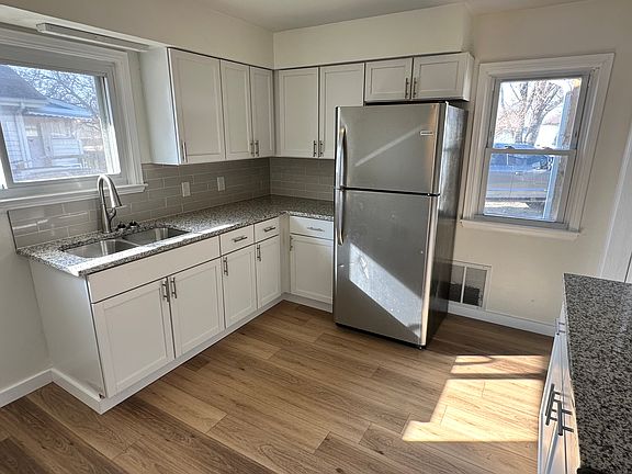 2nd image of 860 Oak Grove Ave