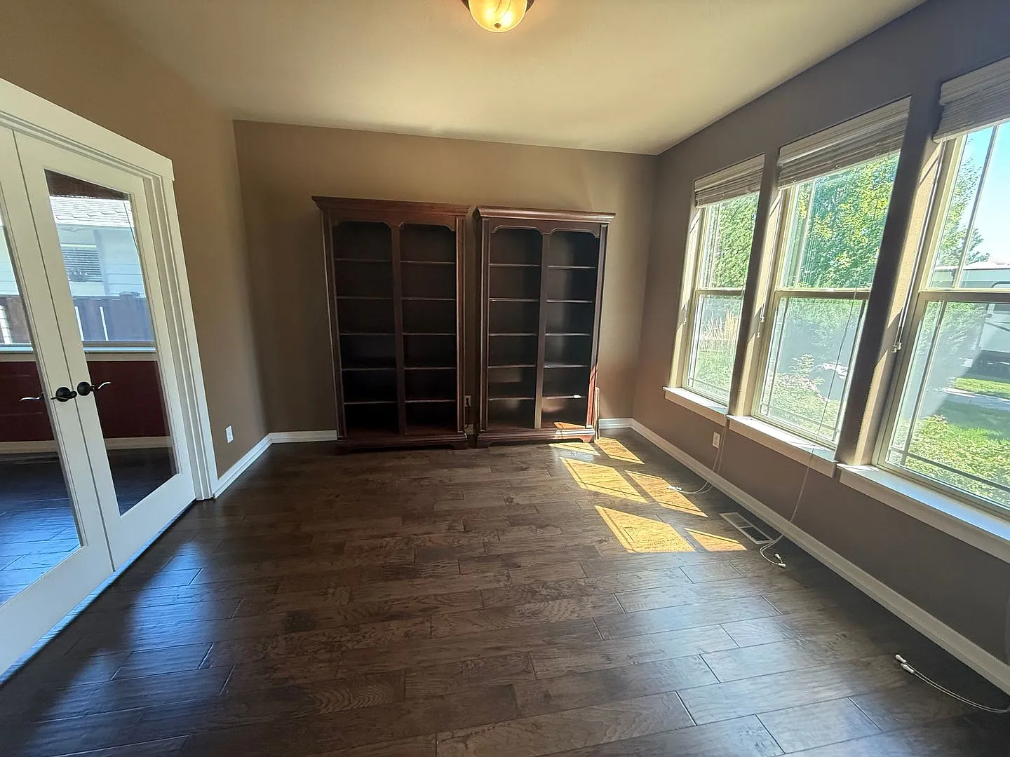 NE House Pet Friendly, 4 Bdrm, 2.5 Bath, Bonus Room, Office, Gas Heat/fireplace, A/C — Photo 4