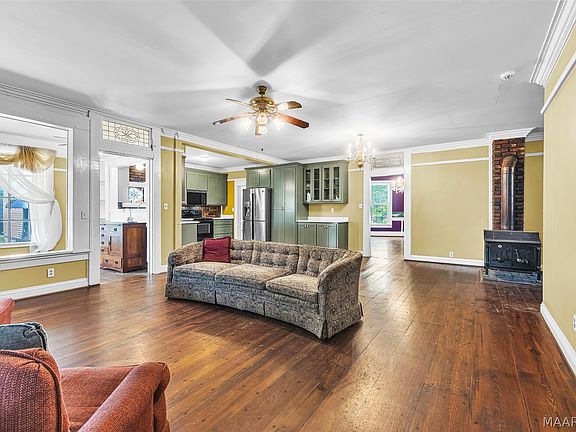 27th image of 306 Jordan Ave