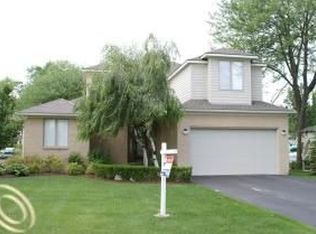 1640 Maddy Ln, Keego Harbor, MI 48320