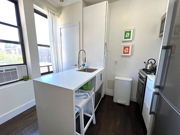3rd image of 455 Hudson St #69