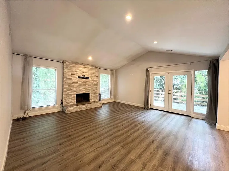 710 Creekwood Xing — Photo 2