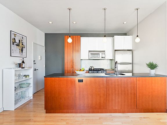 5th image of 524 Saint Johns Pl APT 3A