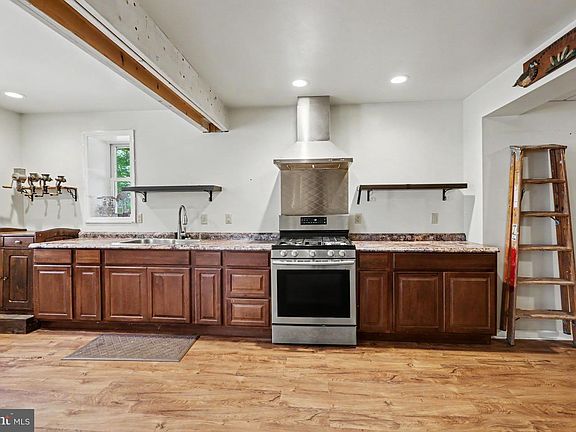 5th image of 834 Oberlin Rd