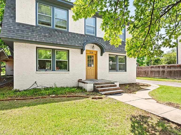 318 NW 27th St — Photo 3