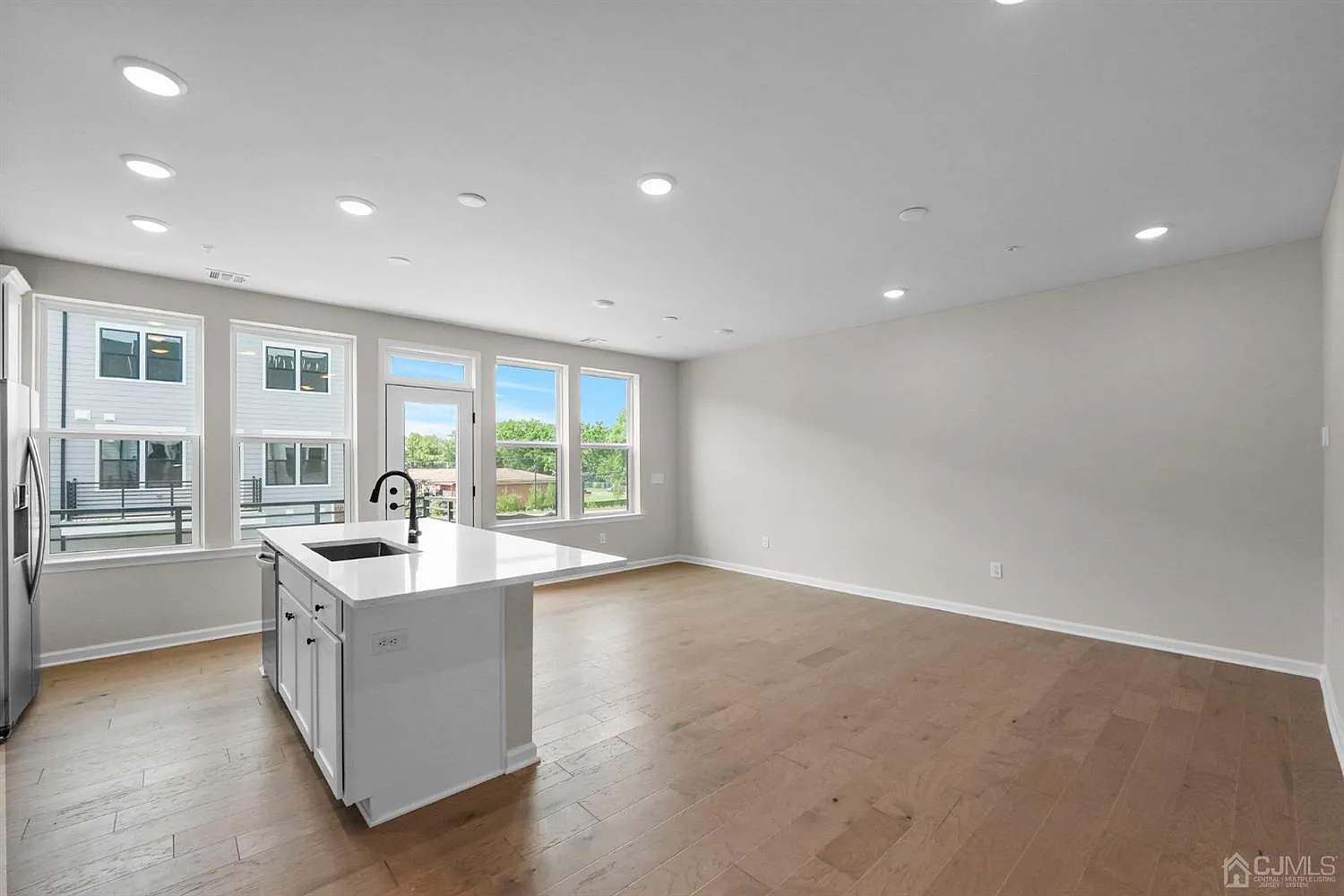 3 bed, 2.5 bath, 1654 sqft, $3,950 — Photo 3