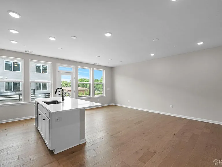 206 Lyla Ln — Photo 3