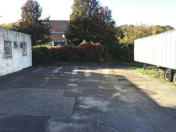 4th image of 211 New York Ave