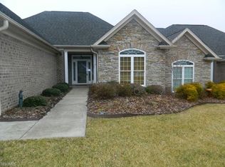 115 Greystone Ln, Mount Airy, NC 27030