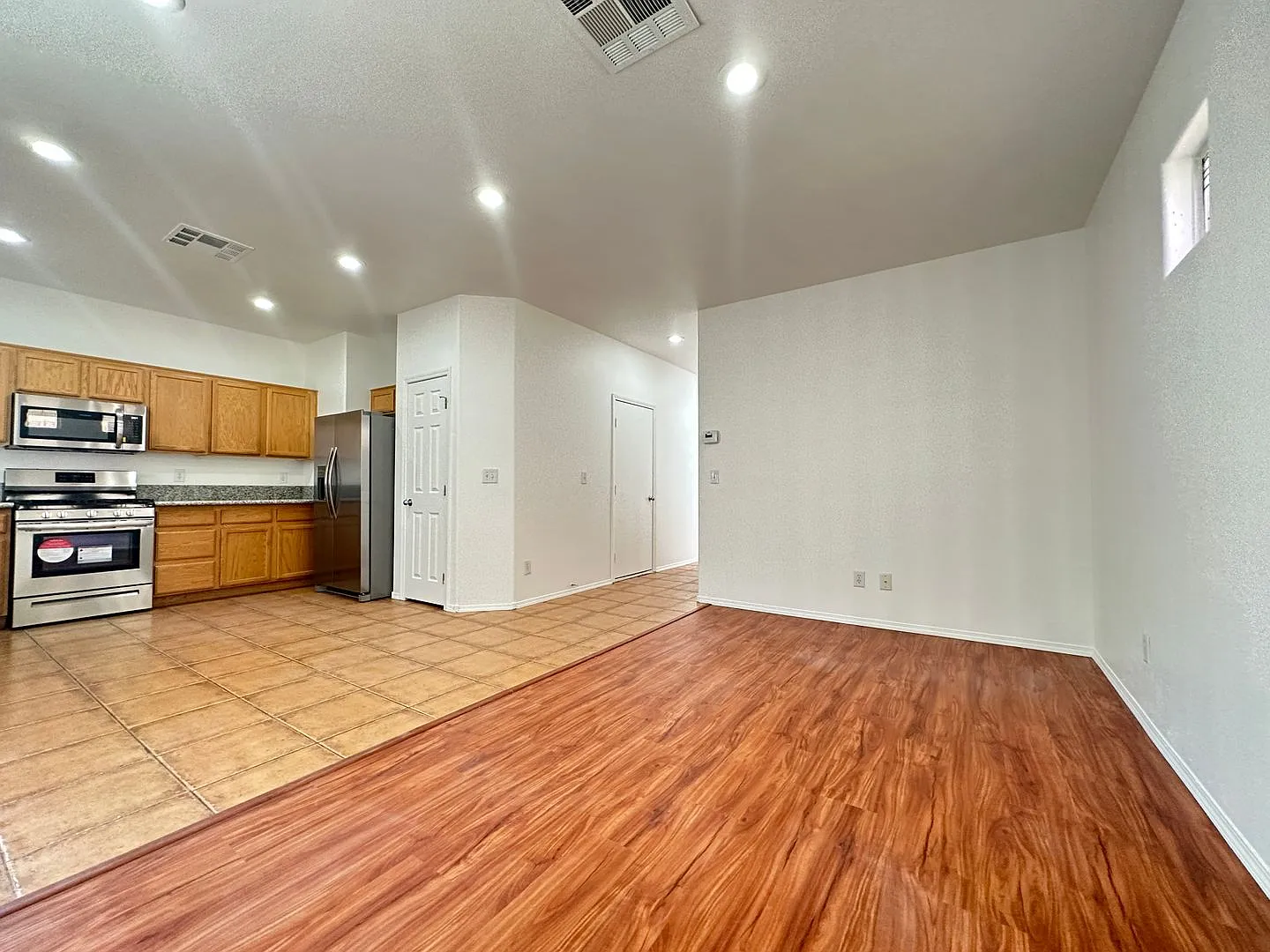 Single Family Home 3 Beds, 2.5 bath, 1 car garage — Photo 4