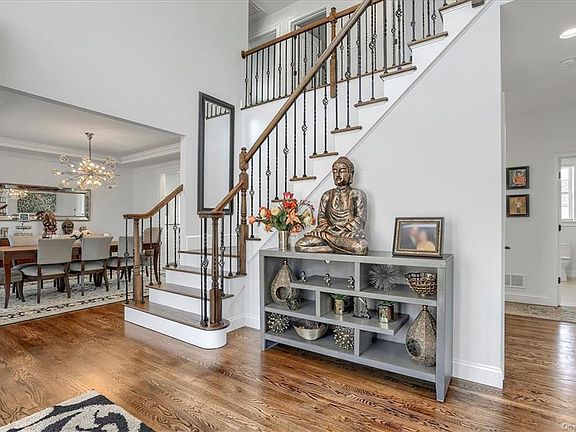 3rd image of 118 Winding Brook Ct