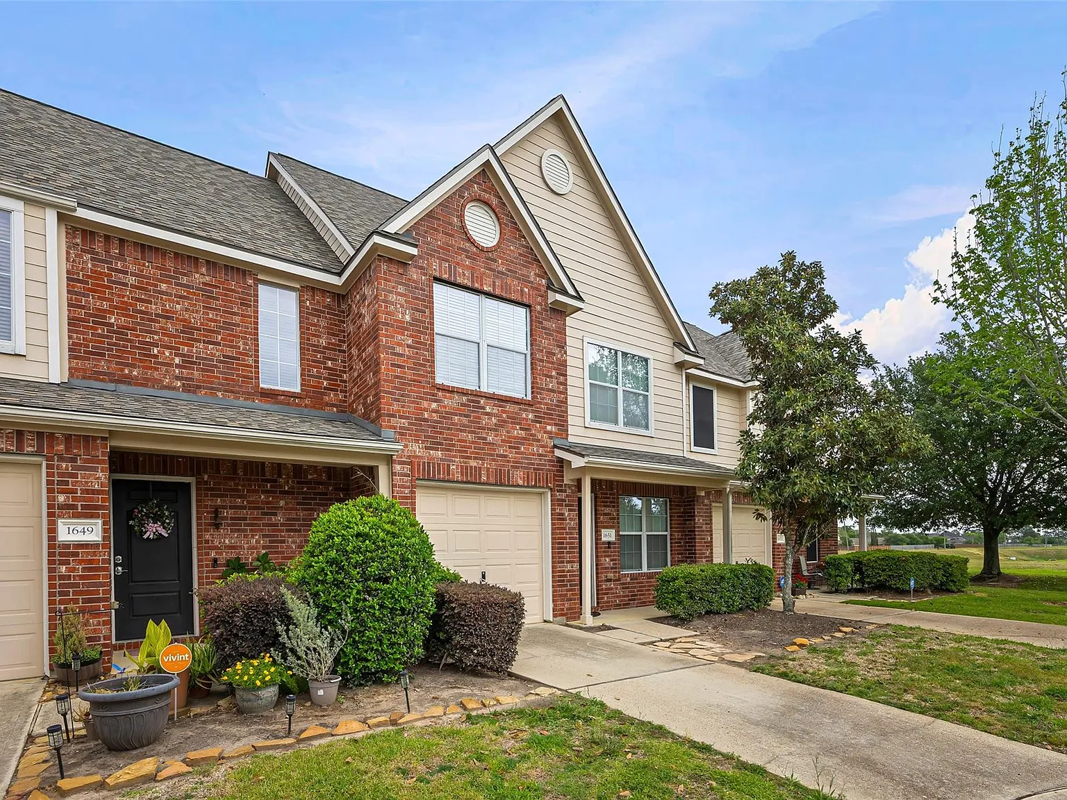 3 bed, 2.5 bath, 1593 sqft, $2,100 — Photo 2