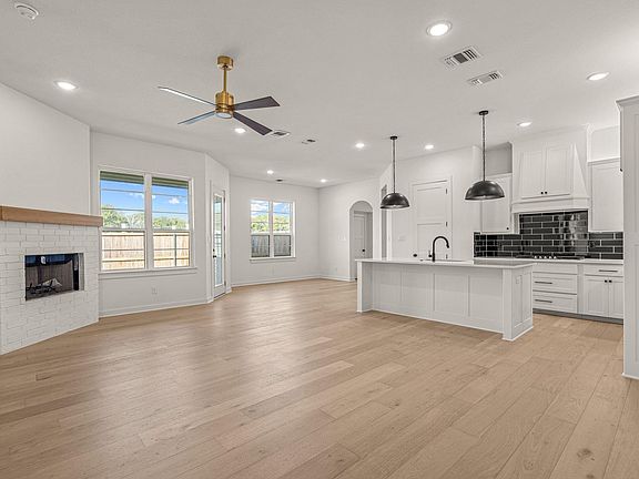 3rd image of 177 Hulen Cir