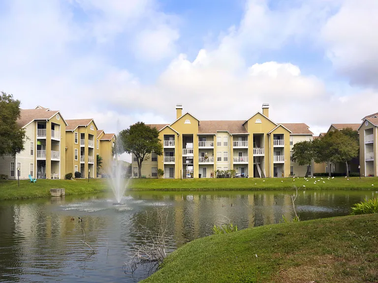 Lighthouse Bay Apartment Homes — Photo 11