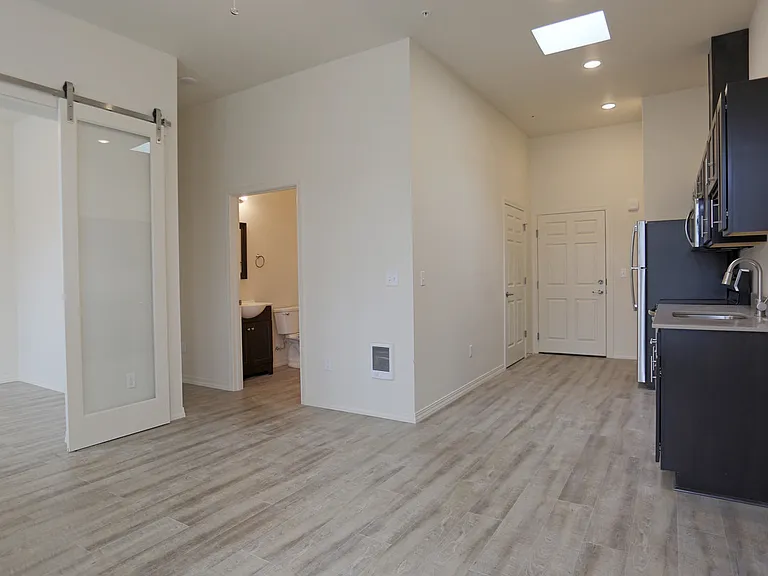 7180 N Leavitt Ave — Photo 36