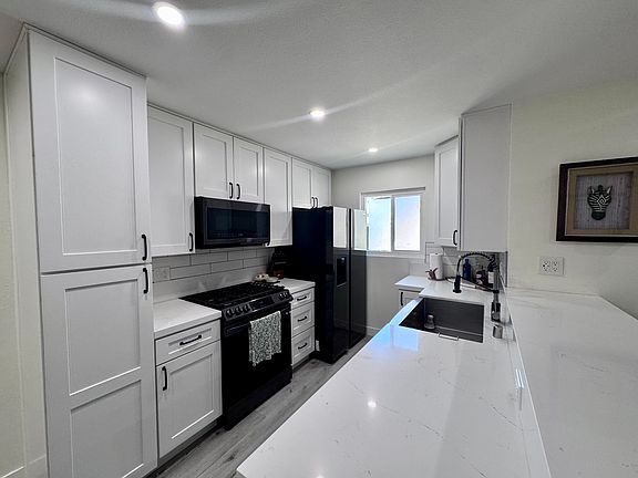 5th image of 1072C Cabrillo Park Dr APT C