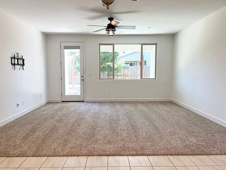 937 Lindsay Ln — Photo 10