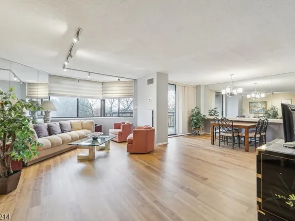 425 Harmon Cove Tower #425, Secaucus Town, NJ 07094