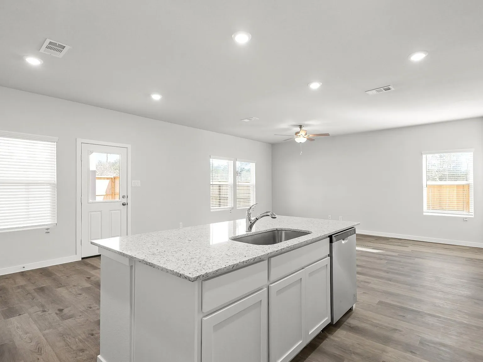 4 bed, 2.5 bath, 1897 sqft, $2,400 — Photo 4