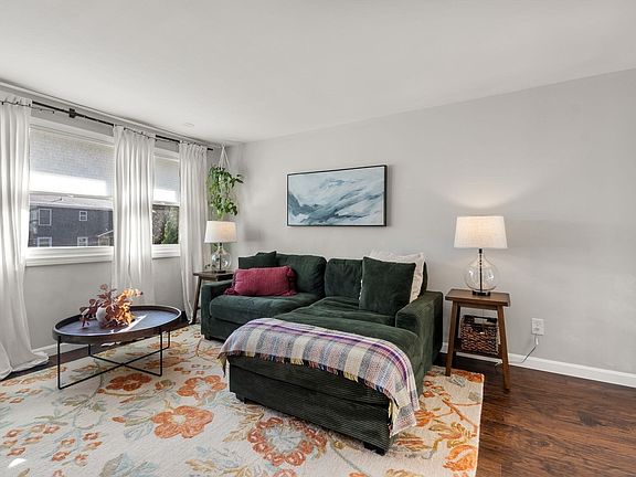 5th image of 8 Yale St