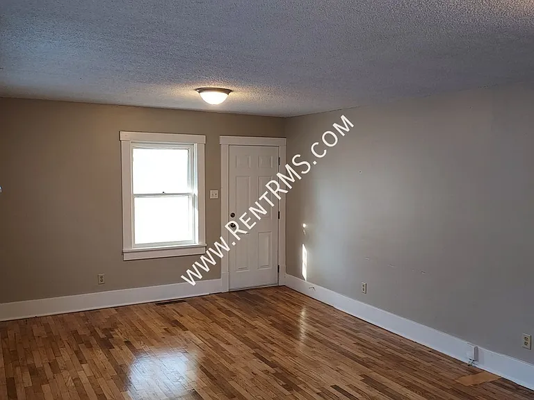 420 SW Lincoln St — Photo 3