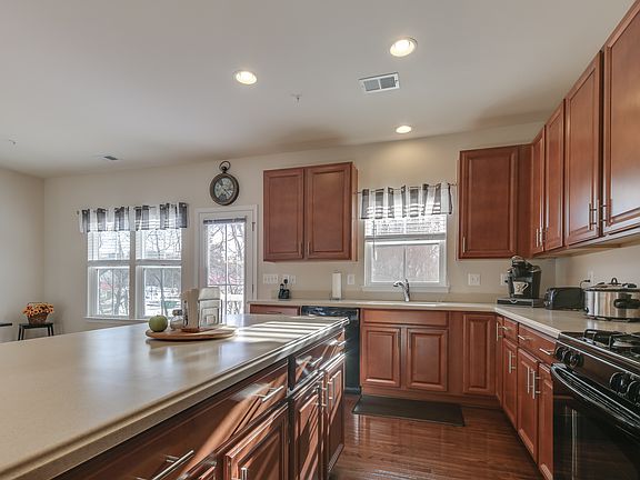 4th image of 574 Fox River Hills Way
