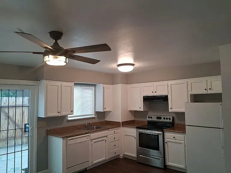4136 N Thesta St — Photo 2