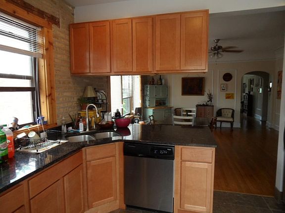 4th image of 6914 N Greenview Ave APT 3