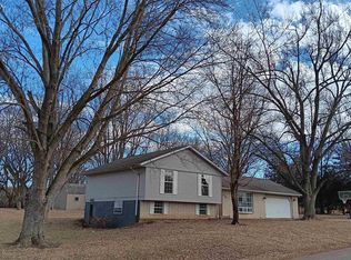 2232 Mayflower Dr, Pekin, IL