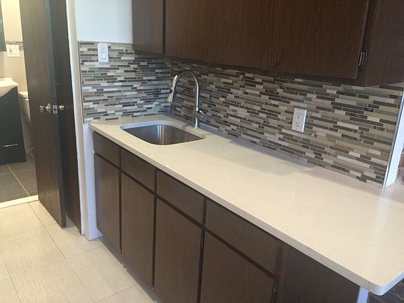 5th image of 10-59 Jackson Ave #2C