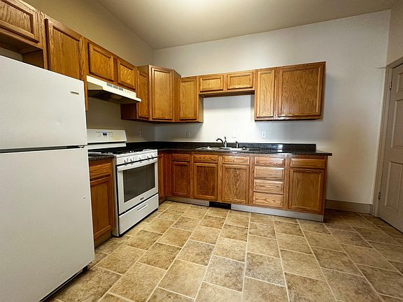 4th image of 556 Jefferson St