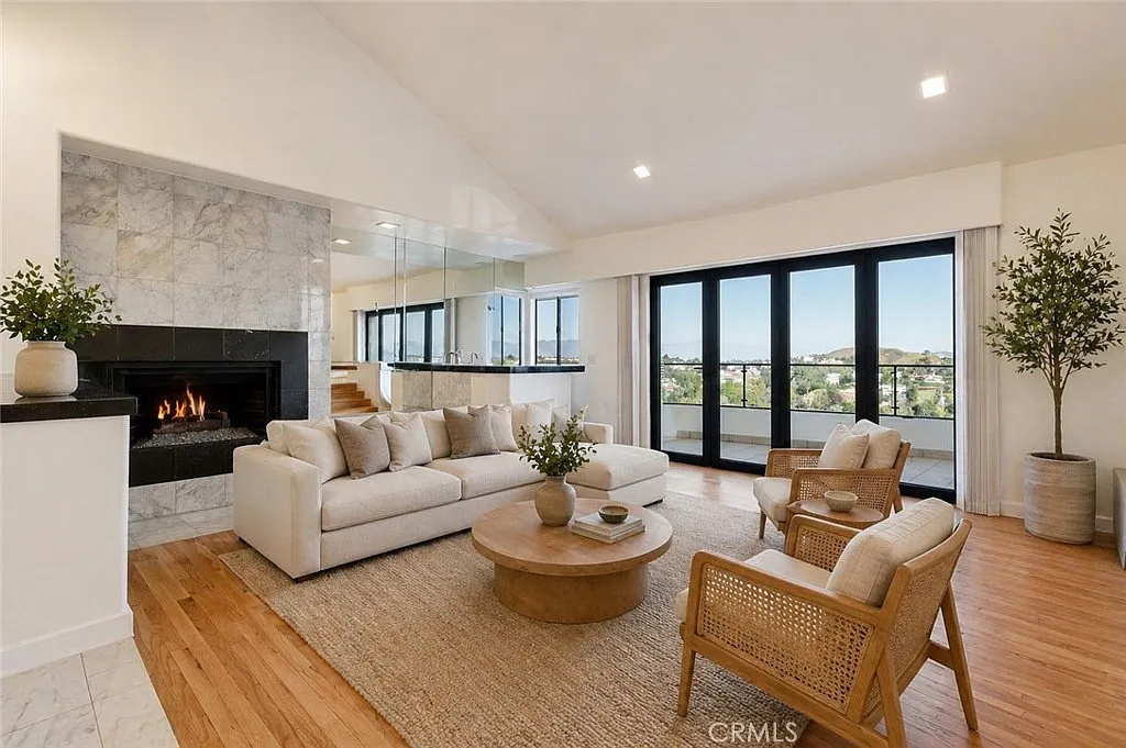 5 bed, 4.5 bath, 4000 sqft, $7,950 — Photo 4