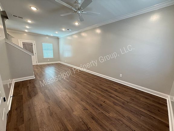 3rd image of 523 Meadow Crest Cir