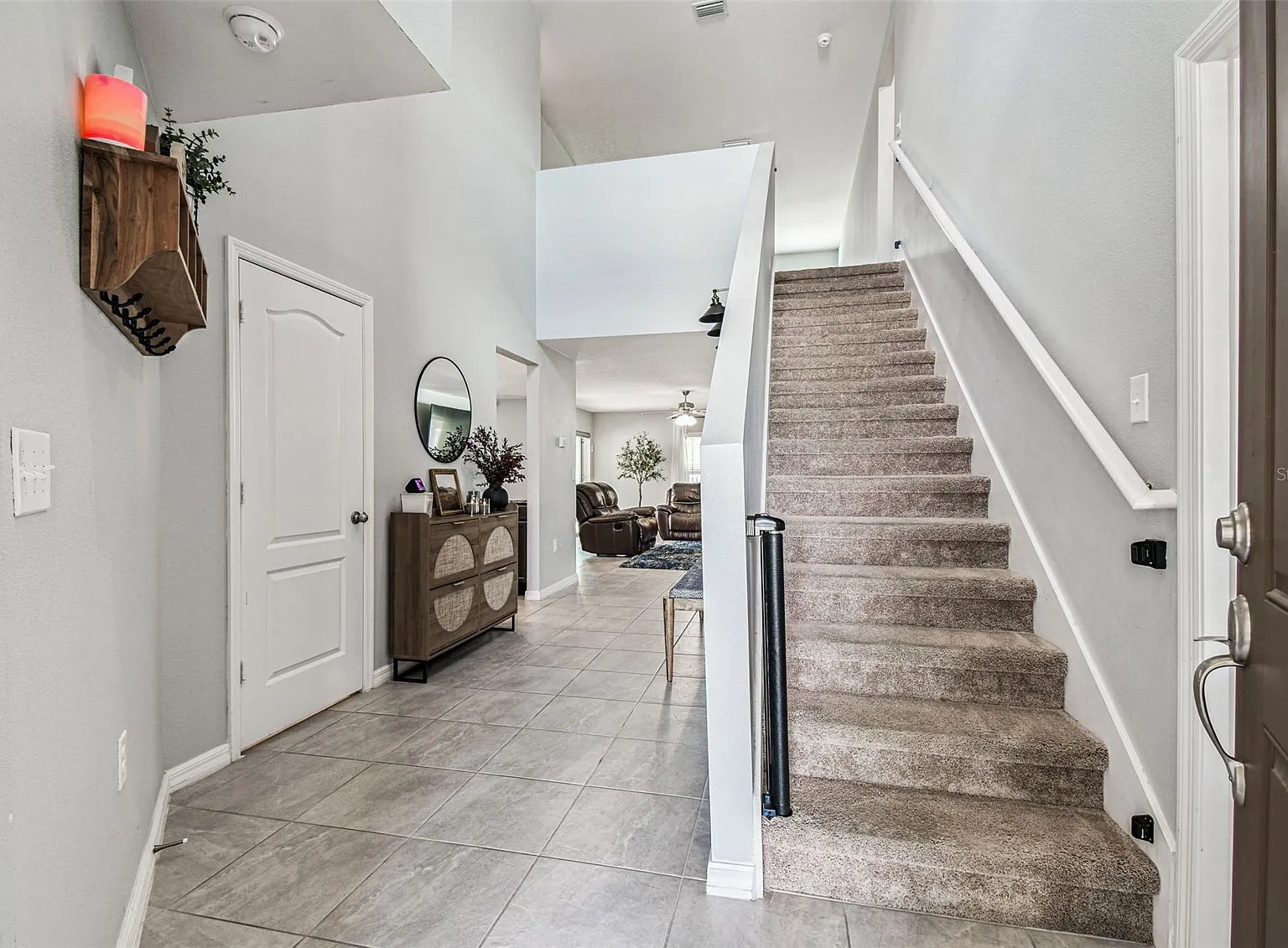 5 bed, 2461 sqft, $2,900 — Photo 3