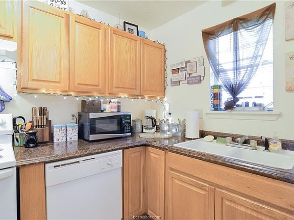 3rd image of 920 Navarro Dr