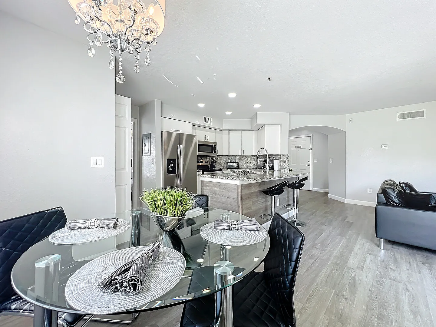 Spacious & Fully Furnished 1-Bedroom Condo - Gated Community — Photo 4