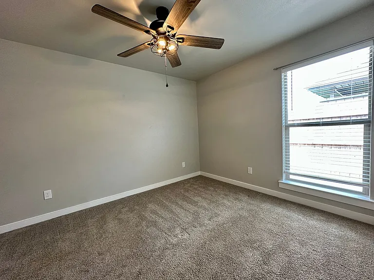 2933 Abbeville Ave — Photo 7
