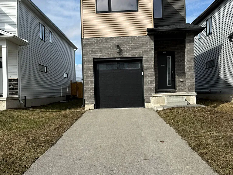 1612 Capri Cres #UPPER — Photo 1