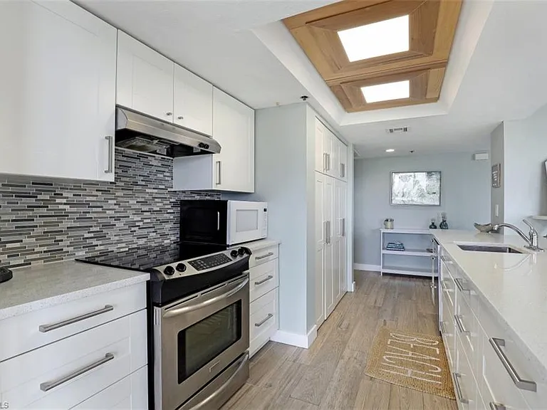 5501 Heron Point Dr #501 — Photo 5